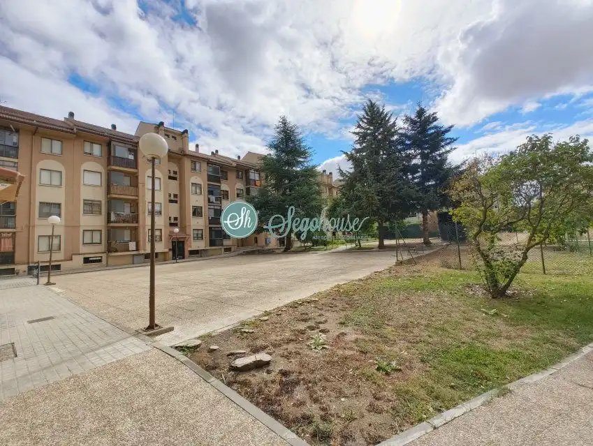 Vista exterior de Piso en venta en Segovia con Calefacción, Terraza y Trastero