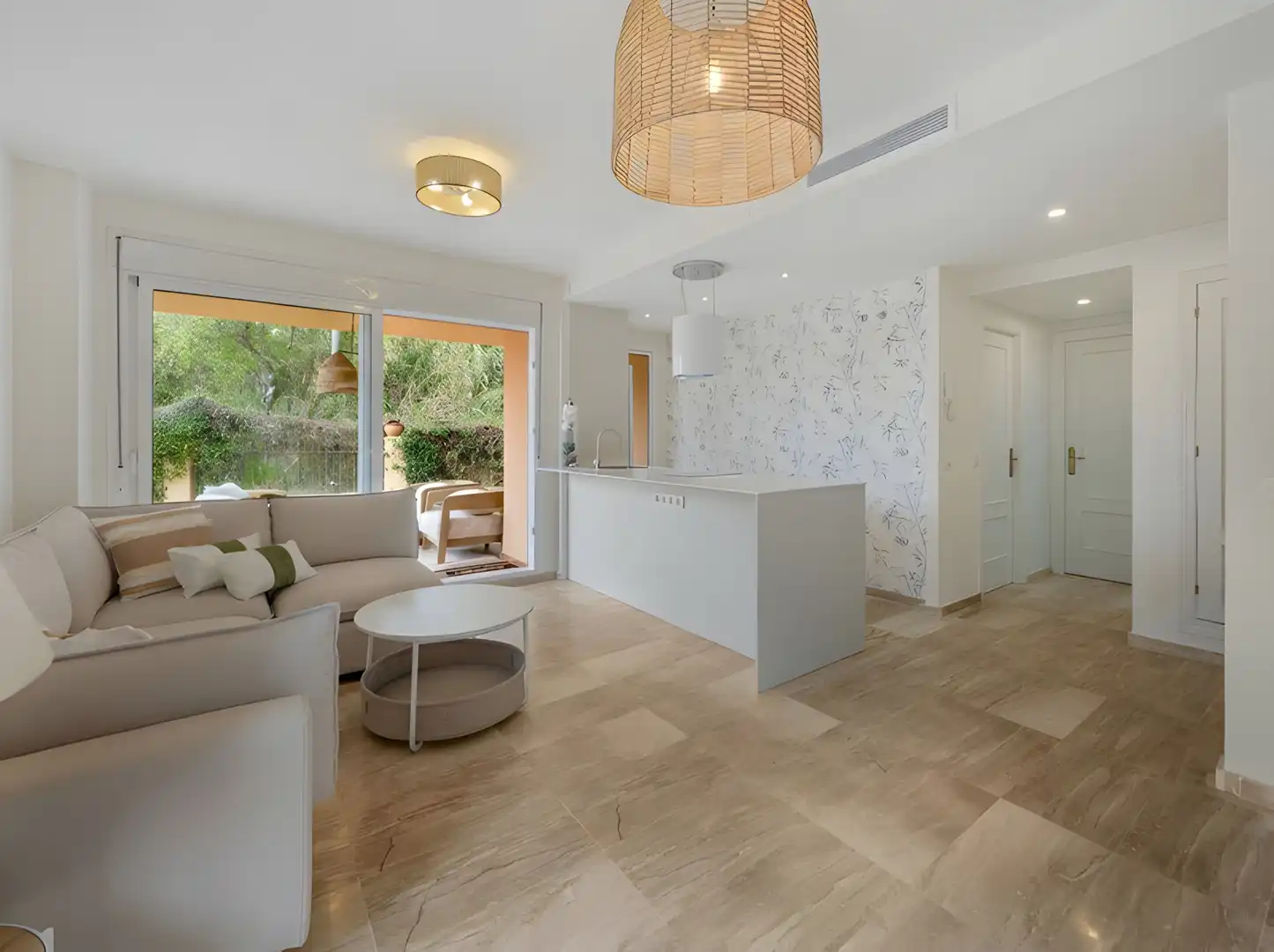 Wohnzimmer von Erdgeschoss zum Verkauf in Marbella mit Klimaanlage, Privatgarten und Terrasse
