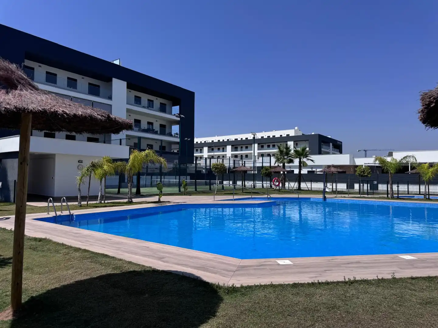 Schwimmbecken von Wohnung zur Miete in La Rinconada mit Klimaanlage, Heizung und Terrasse