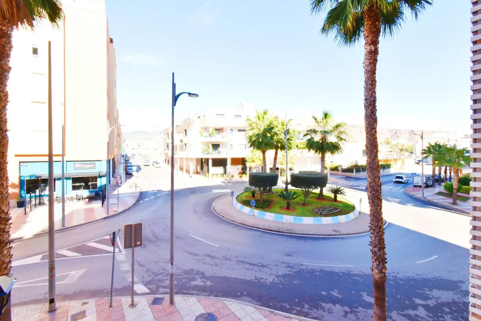Vista exterior de Piso en venta en Roquetas de Mar con Terraza y Piscina comunitaria