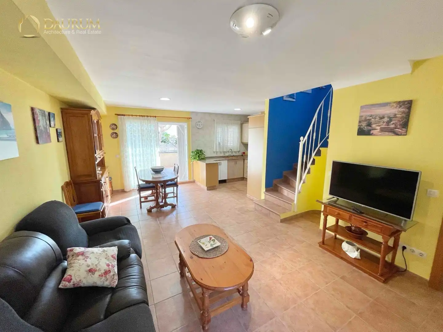 Sala d'estar de Casa adosada en venda en Sagunto / Sagunt amb Aire condicionat, Terrassa i Traster