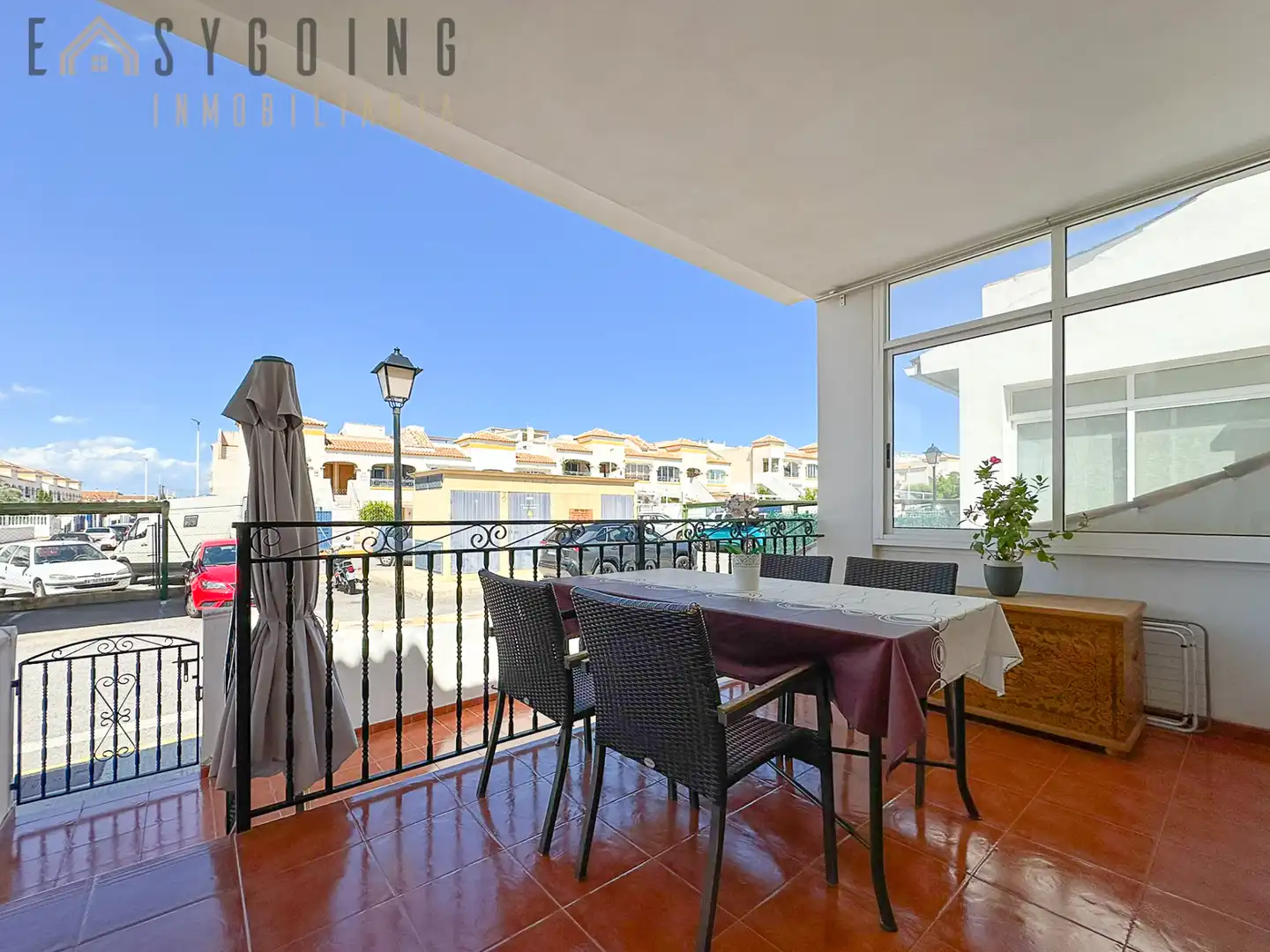 Terrasse von Einfamilien-Reihenhaus zum Verkauf in Santa Pola mit Klimaanlage, Terrasse und Gemeinschaftspool