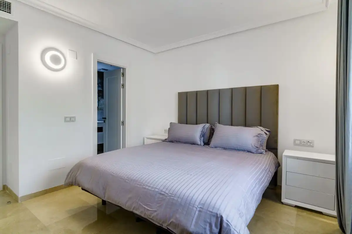 Habitación de Planta baja de alquiler en Estepona con Aire acondicionado, Terraza y Piscina comunitaria