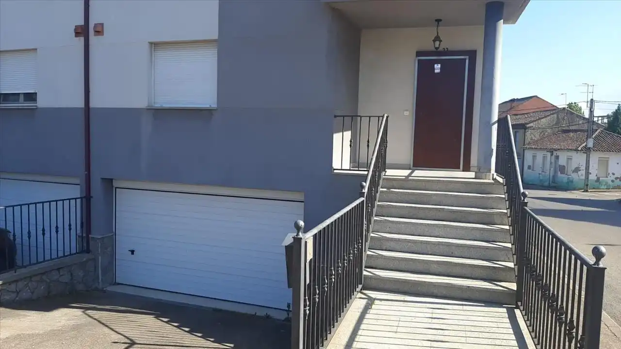 Parking de Casa adosada en venta en Sariegos con Jardín privado