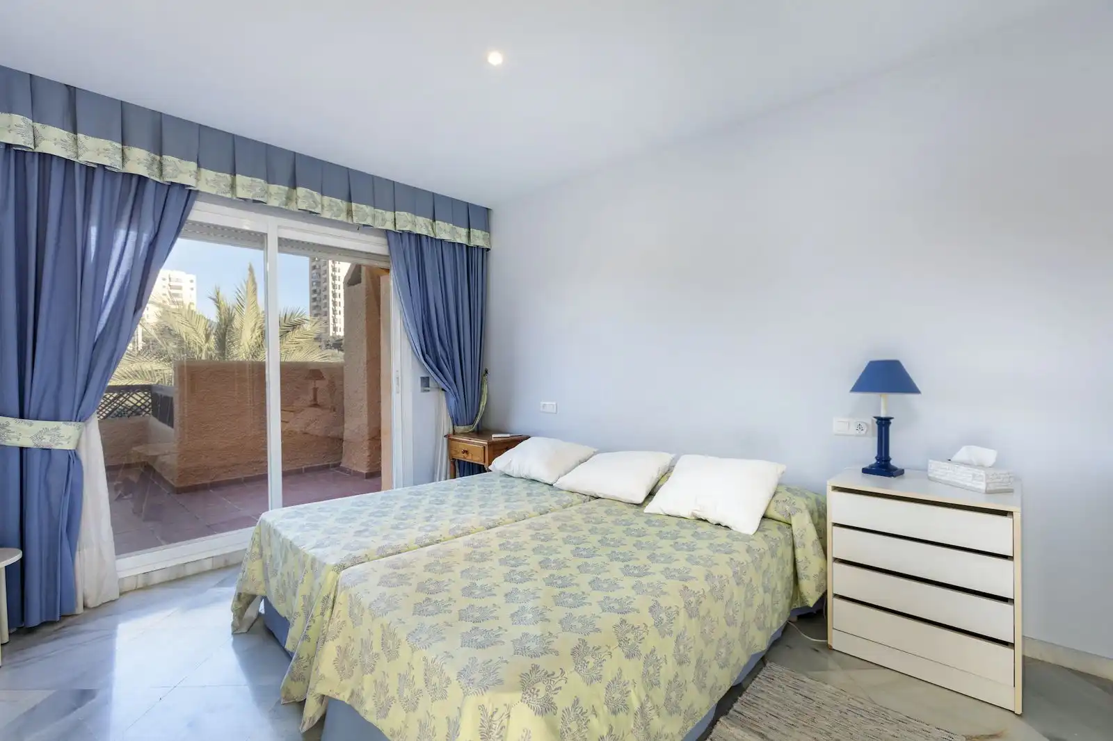 Dormitori de Casa adosada en venda en Marbella amb Terrassa, Traster i Moblat