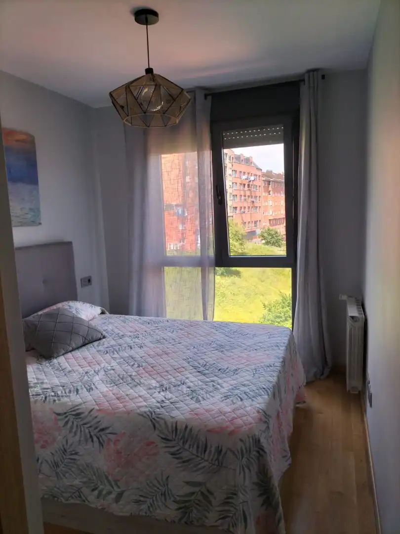 Dormitori de Apartament en venda en Oviedo  amb Calefacció, Parquet i Traster
