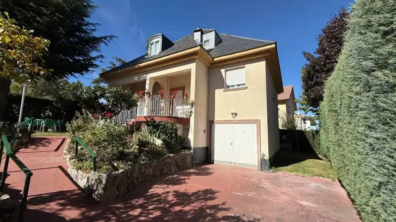 Vista exterior de Casa o xalet en venda en El Espinar amb Calefacció, Jardí privat i Parquet