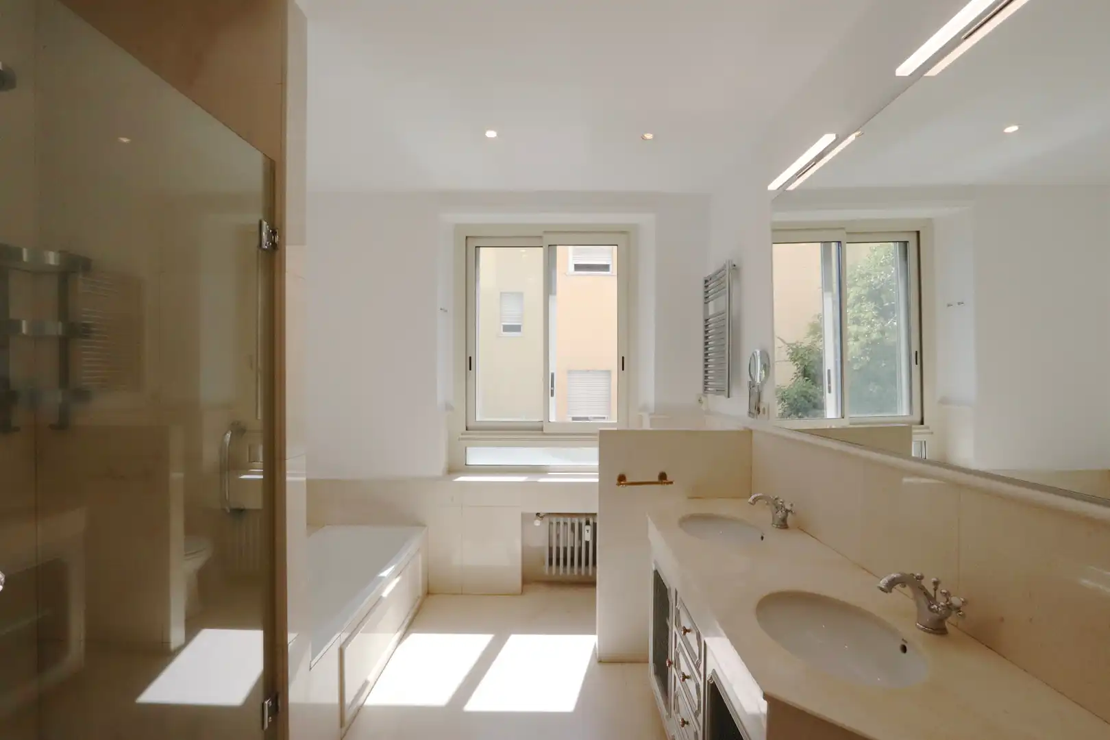 Bathroom of Flat for rent in Madrid  with Air Conditioner, Heating and Parquet flooring