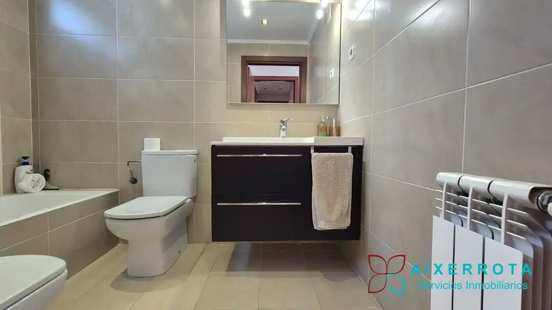 Baño de Ático en venta en Leioa con Calefacción, Terraza y Trastero