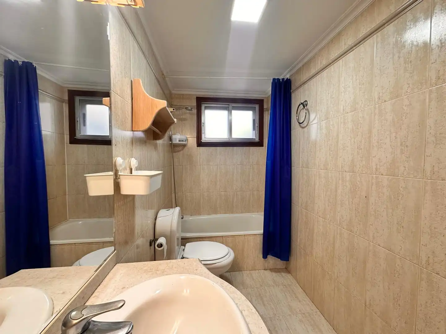 Bathroom of Flat for rent in Vigo   with Furnished, Oven and Washing machine