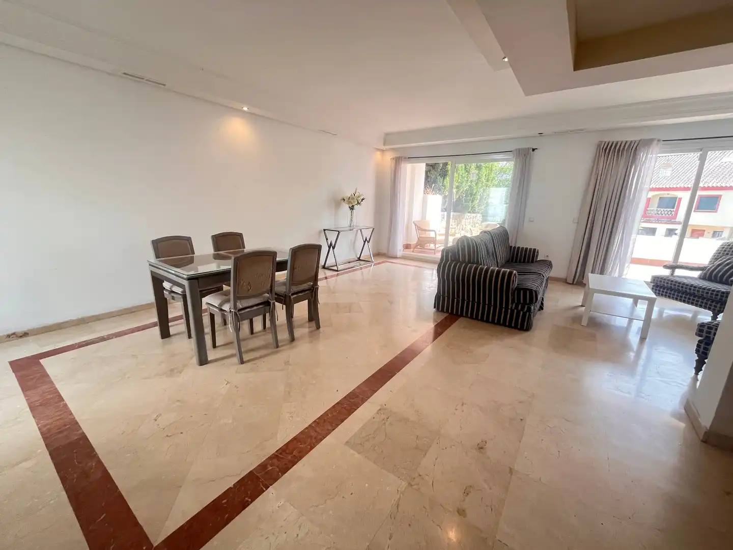 Menjador de Casa adosada en venda en Marbella amb Jardí privat, Terrassa i Moblat
