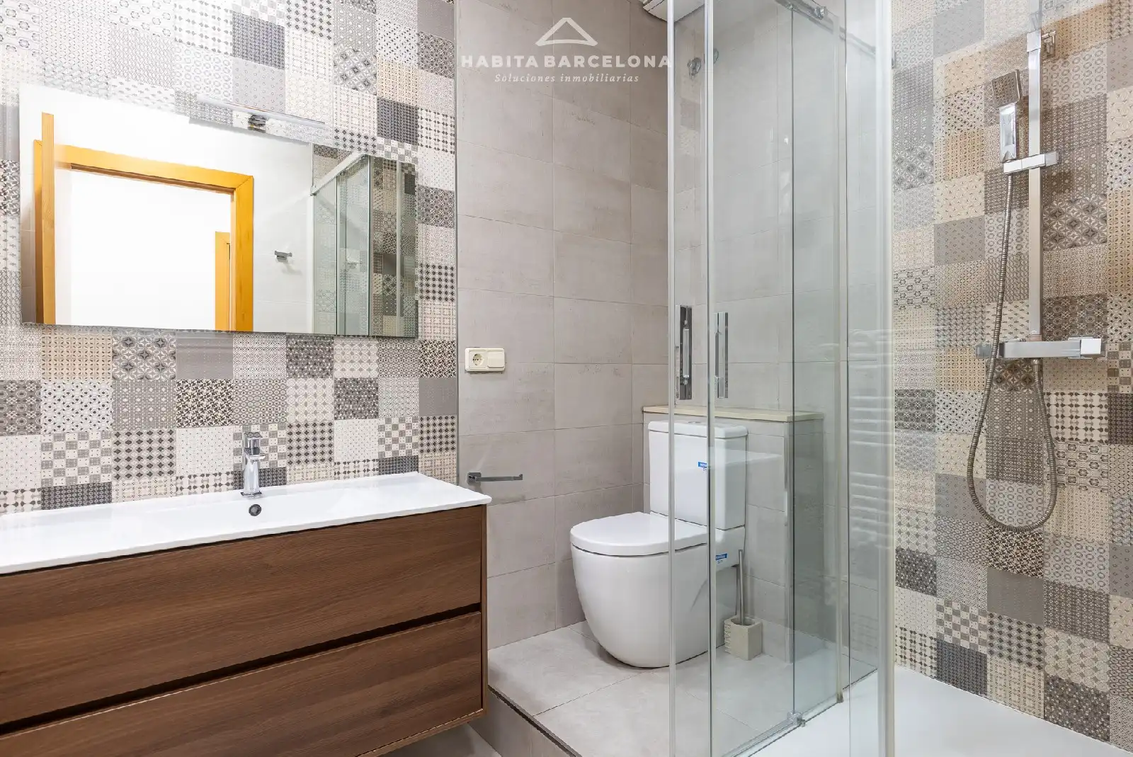 Badezimmer von Wohnung zum Verkauf in Barcelona mit Klimaanlage, Heizung und Parkett