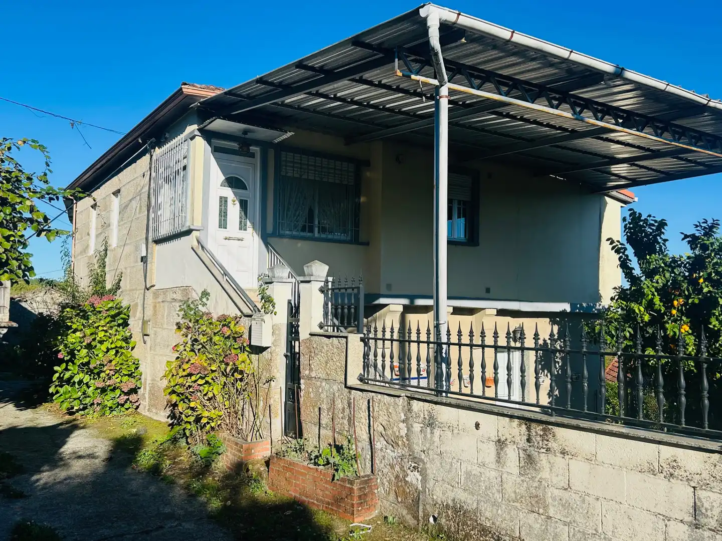 Vista exterior de Casa o xalet en venda en Maside amb Calefacció, Jardí privat i Terrassa
