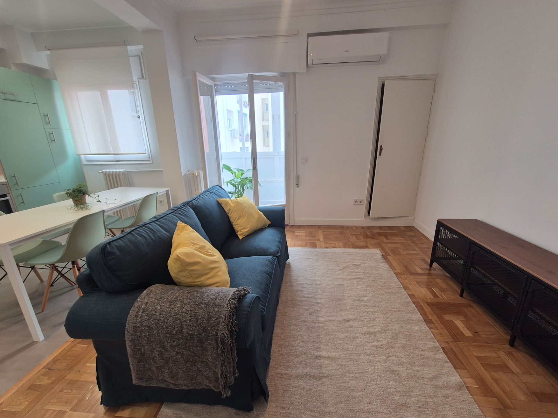 Sala d'estar de Apartament de lloguer en  Madrid Capital amb Aire condicionat, Calefacció i Moblat