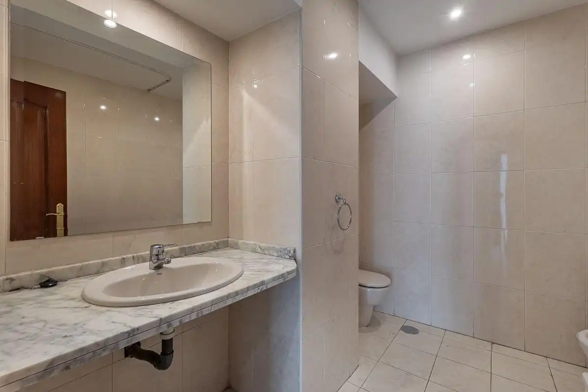 Bathroom of Flat for rent in Ronda