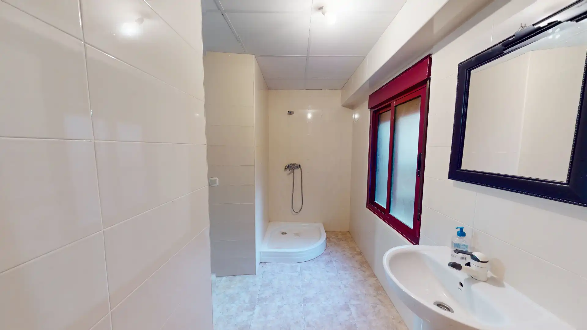 Badezimmer von Einfamilien-Reihenhaus zum Verkauf in Onil mit Klimaanlage und Balkon