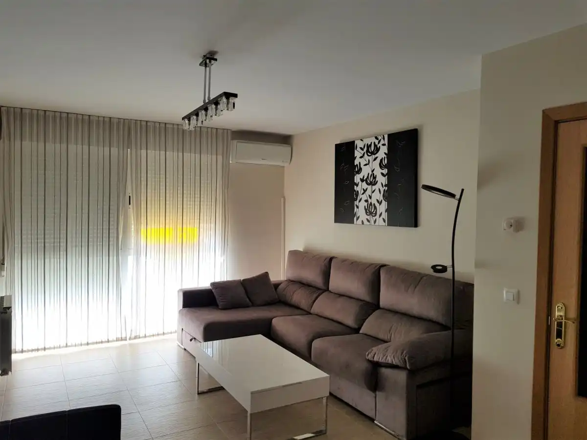 Living room of Flat for rent in Plasencia  with Air Conditioner and Heating