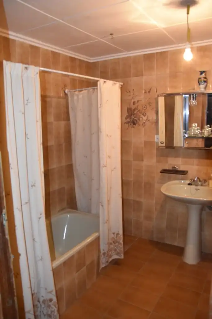 Baño de Casa adosada en venta en Valjunquera con Terraza, Trastero y Amueblado