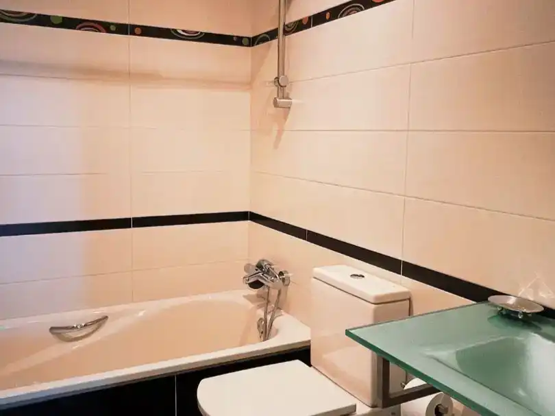 Bany de Pis en venda en Avilés amb Balcó