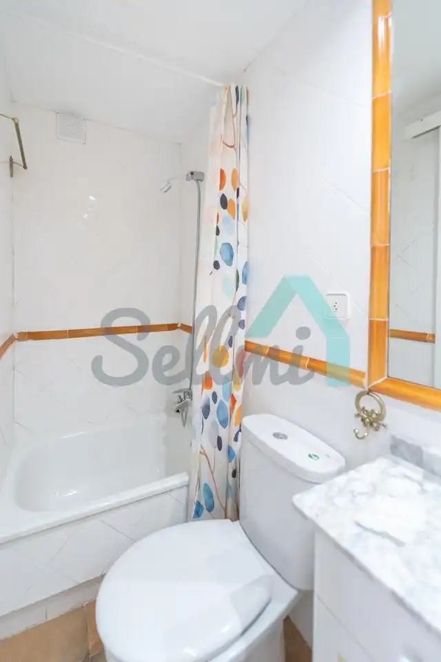 Badezimmer von Wohnung zur Miete in Oviedo  mit Heizung, Parkett und Möbliert