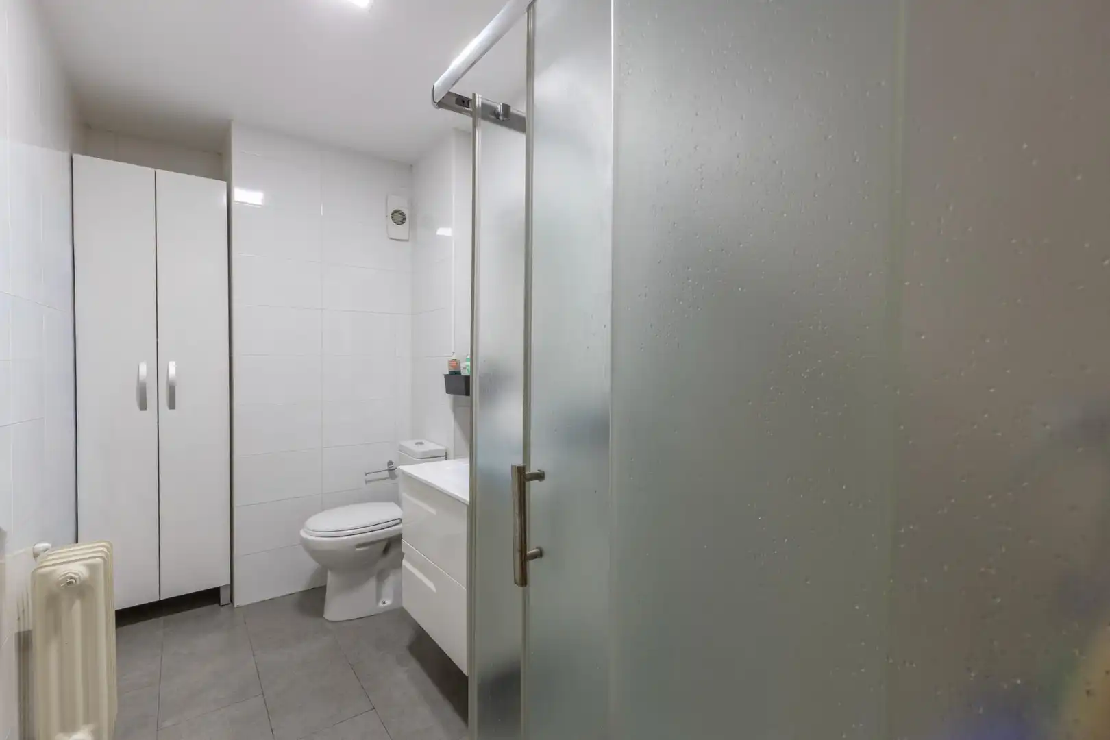 Badezimmer von Wohnung zum Verkauf in Granada mit Heizung und Balkon