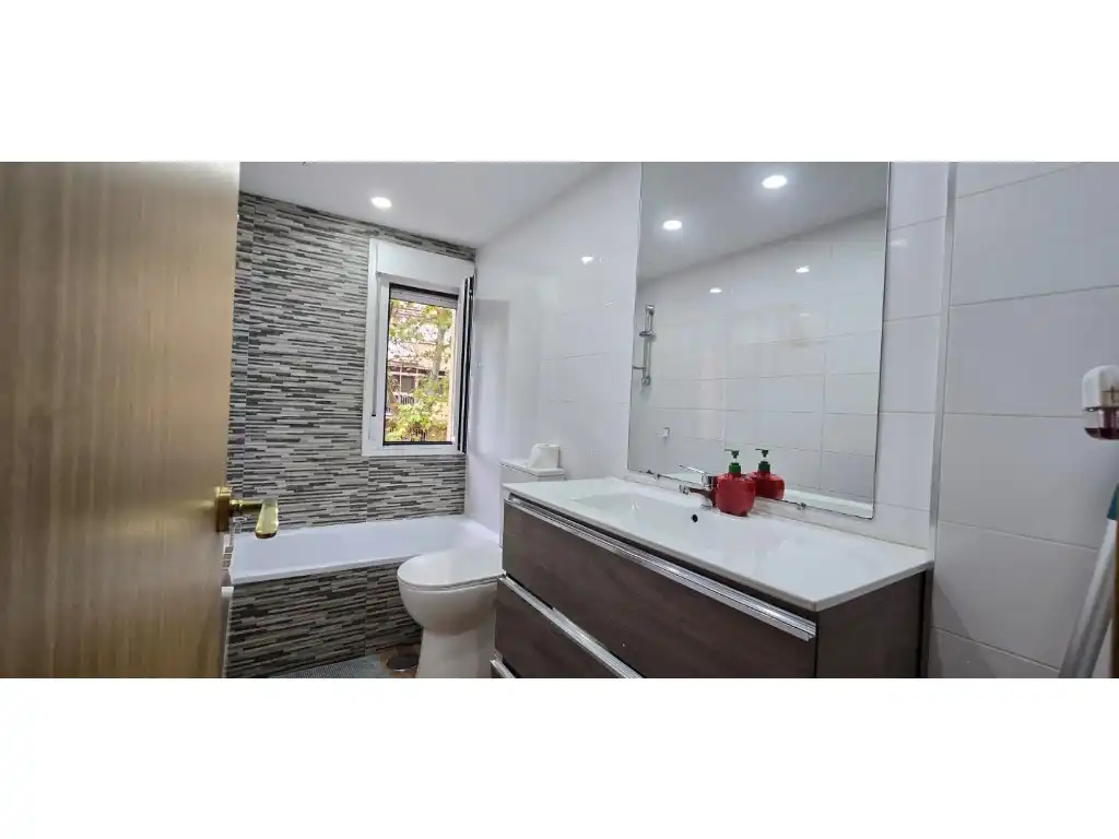 Bathroom of Flat for sale in Madrid