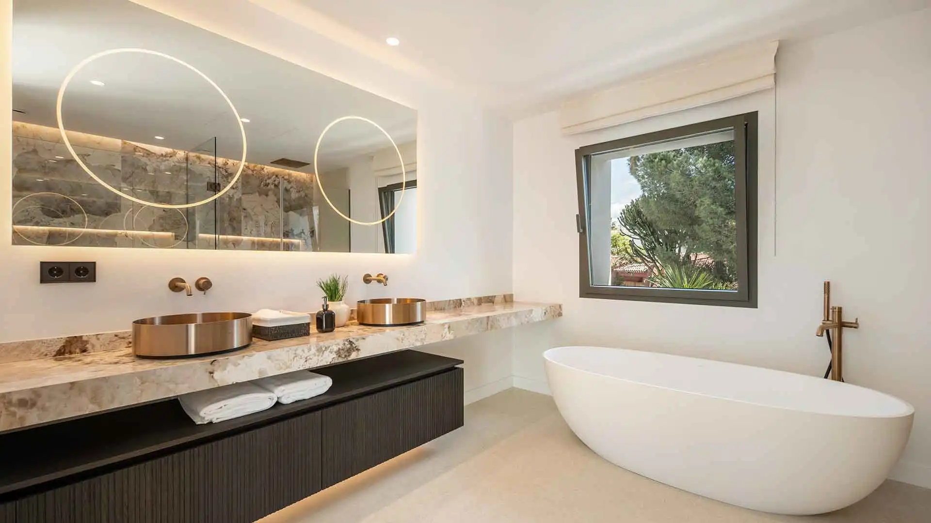Bany de Casa o xalet en venda en Benahavís amb Aire condicionat, Jardí privat i Terrassa