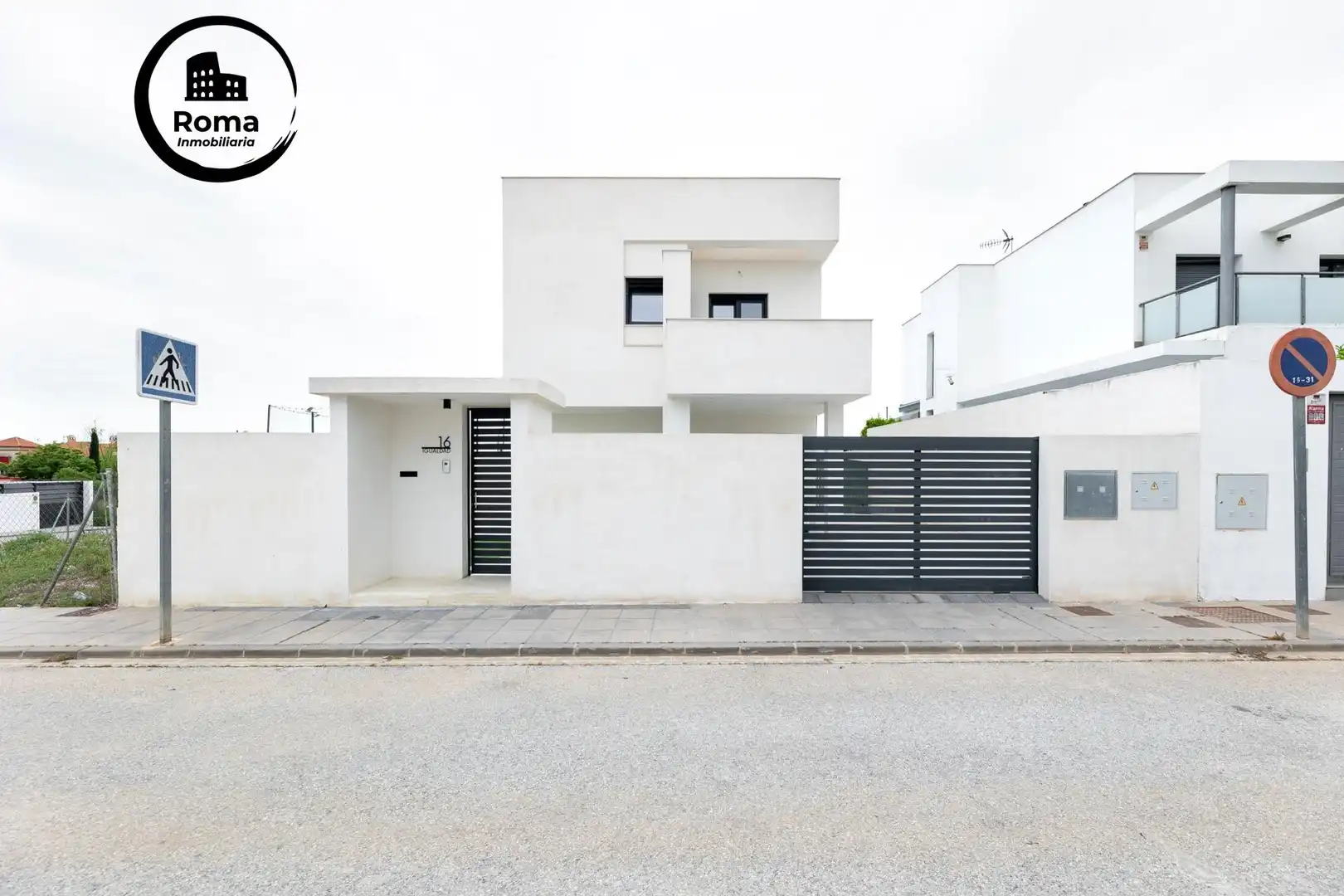 Vista exterior de Casa o xalet en venda en La Zubia amb Terrassa i Piscina