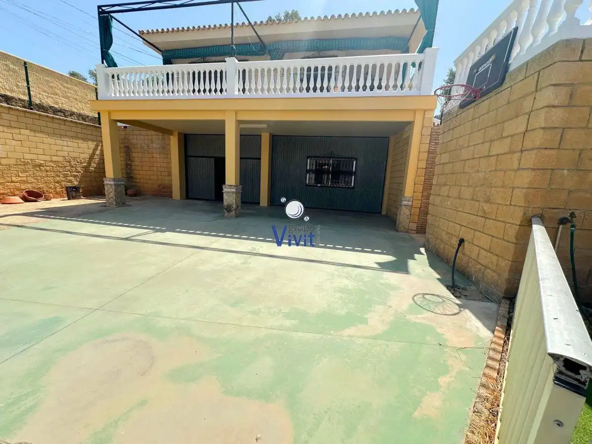 Vista exterior de Casa o xalet en venda en Alcalá de Guadaira amb Aire condicionat, Traster i Piscina