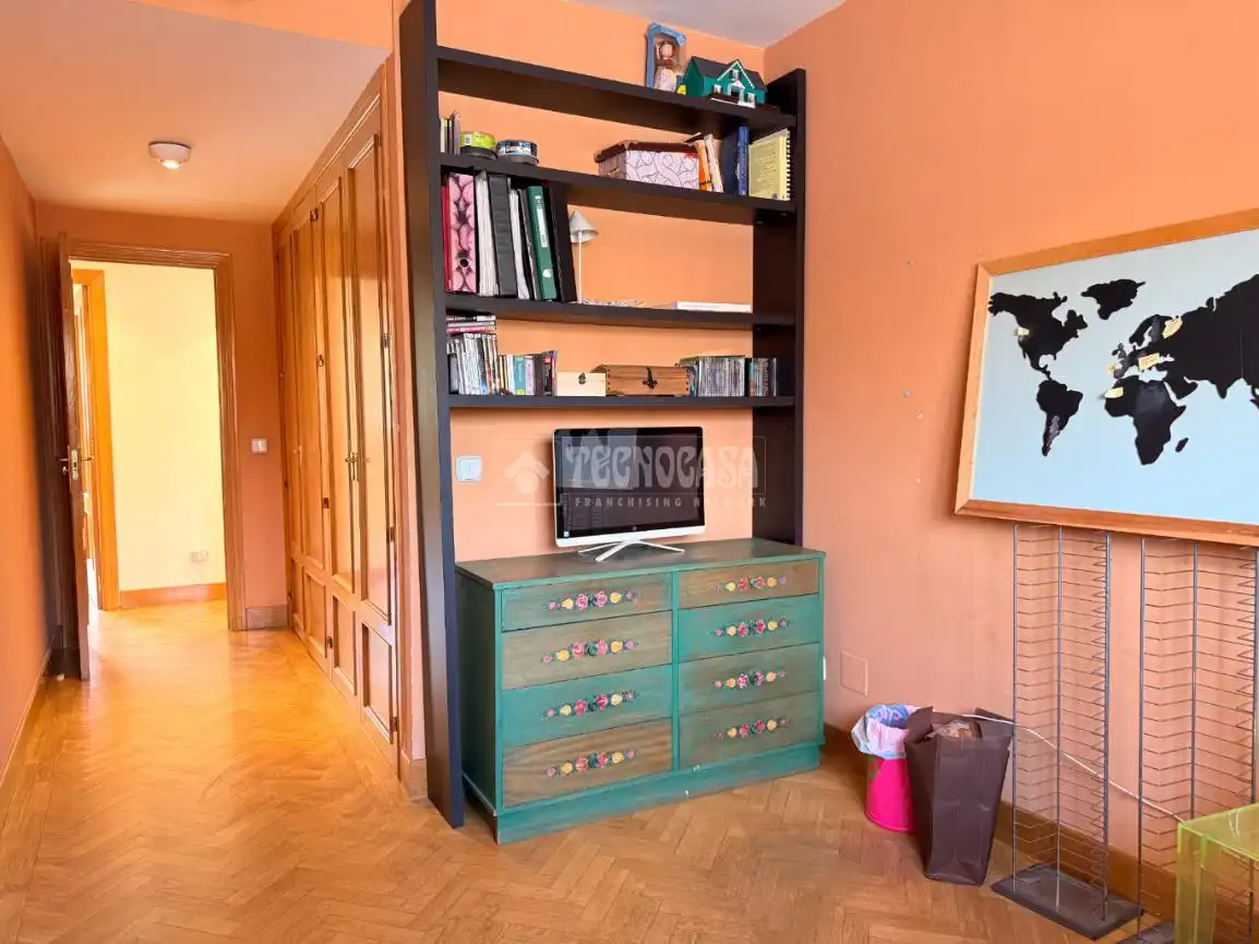 Bedroom of Flat for sale in Madrid  with Heating, Private garden and Parquet flooring