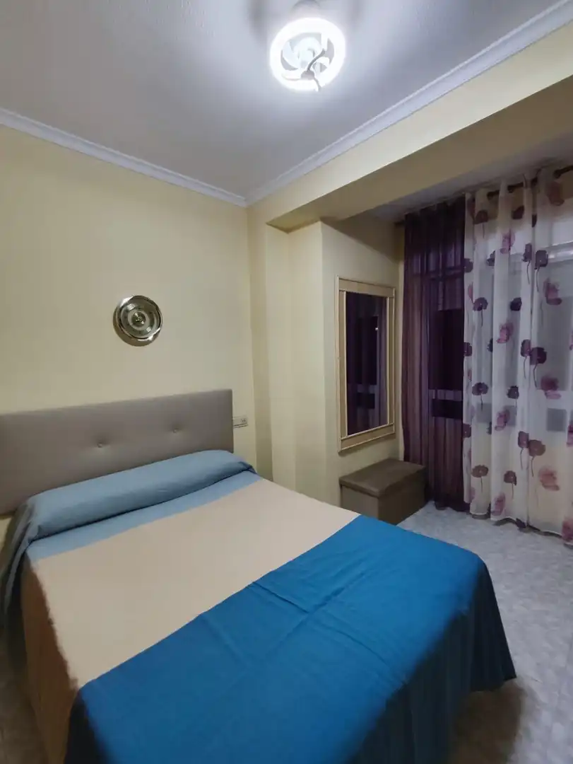 Dormitori de Apartament de lloguer en Torrevieja amb Aire condicionat, Calefacció i Terrassa
