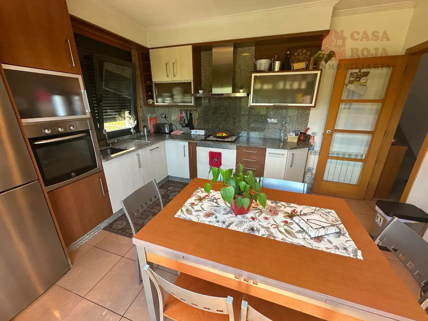 Cuina de Casa o xalet en venda en Cangas  amb Calefacció, Terrassa i Traster