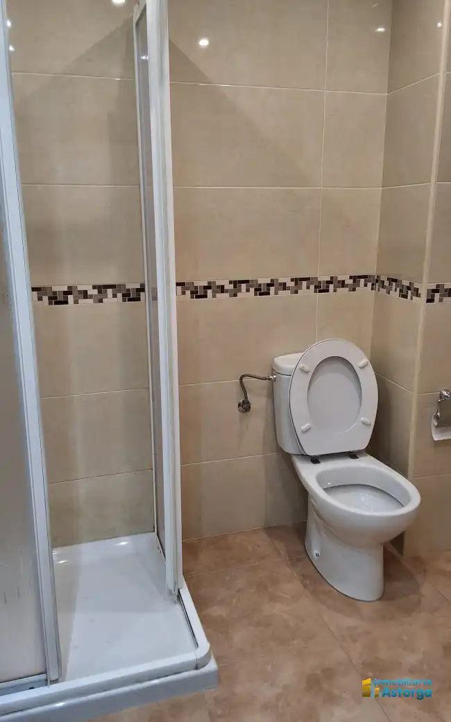 Baño de Piso de alquiler en Astorga con Calefacción, Terraza y Amueblado