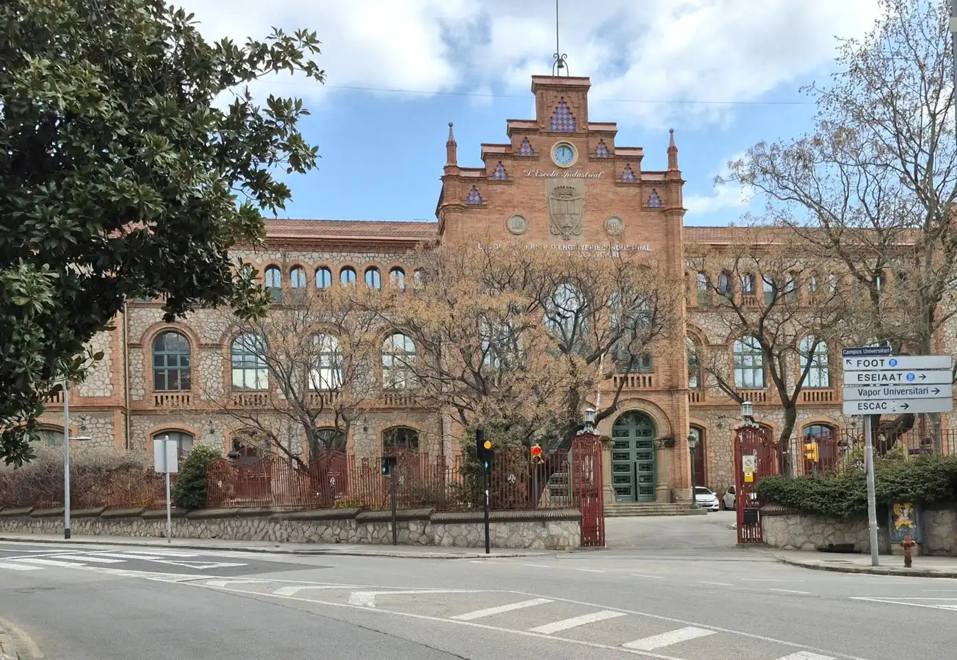 Vista exterior de Local en venta en Terrassa con Aire acondicionado
