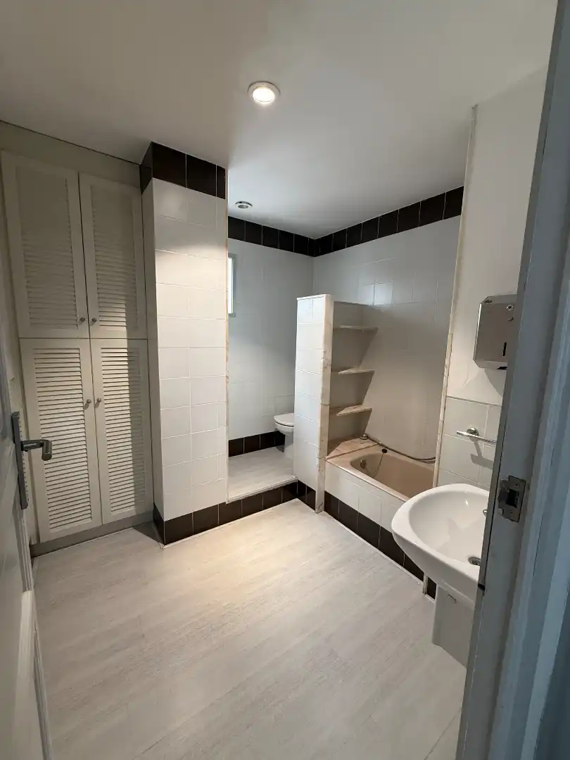 Badezimmer von Büro zur Miete in Valencia mit Klimaanlage, Heizung und Balkon