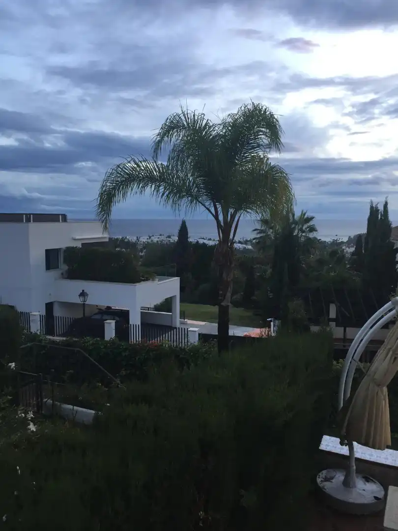 Vista exterior de Casa adosada en venda en Marbella amb Aire condicionat, Terrassa i Traster