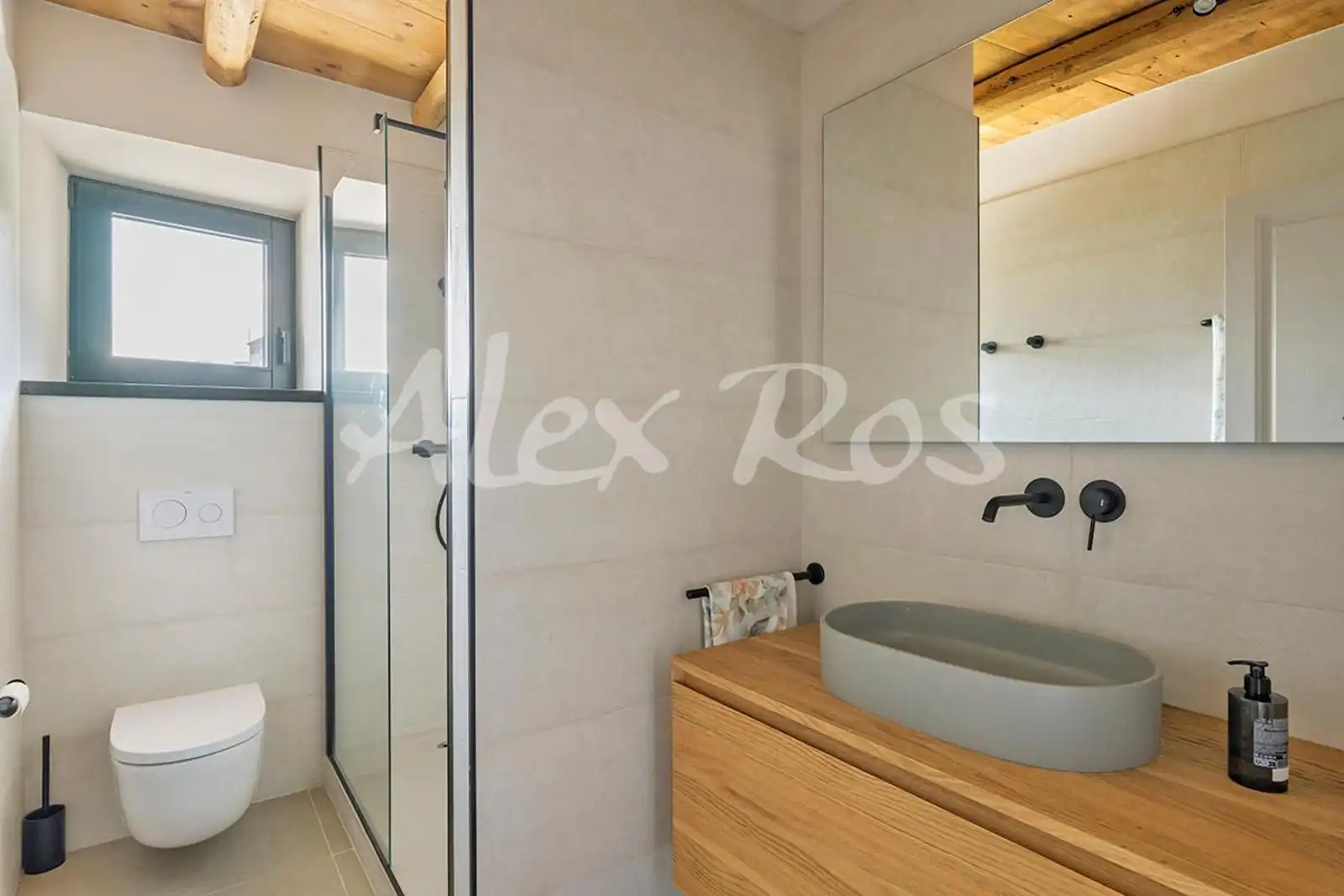 Bathroom of Houses for sale in Ger  with Heating and Storage room