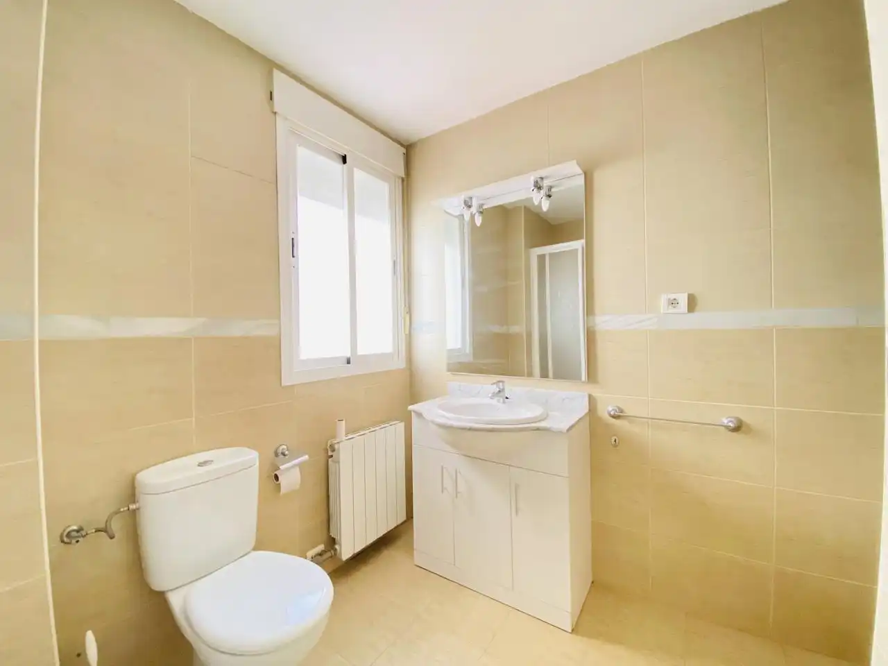 Badezimmer von Erdgeschoss zum Verkauf in Cájar mit Klimaanlage, Heizung und Terrasse