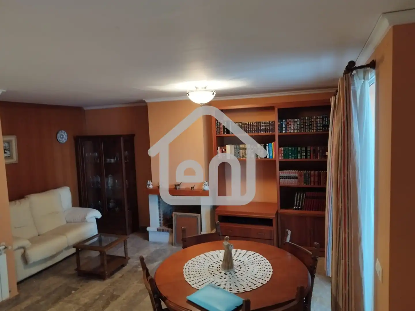 Wohnzimmer von Einfamilien-Reihenhaus zum Verkauf in Requena mit Klimaanlage und Balkon