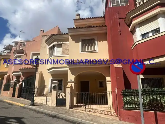 Vista exterior de Casa adosada en venda en Castilleja de Guzmán amb Piscina i Balcó