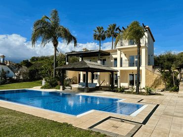 Casa con piscina en venta en Selwo