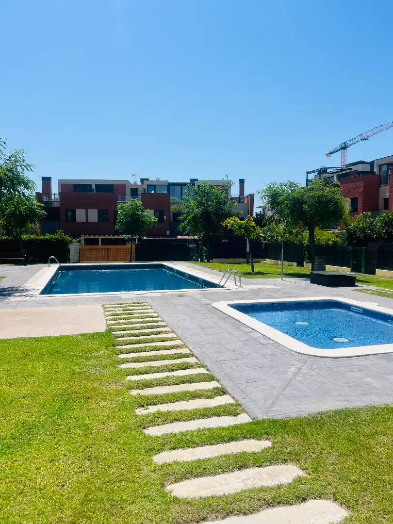Piscina de Casa adosada en venta en Reus con Aire acondicionado, Calefacción y Jardín privado