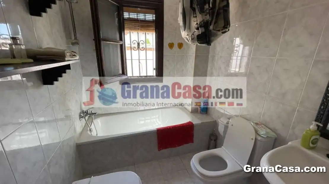 Badezimmer von Wohnung zur untervermieten in Granada mit Klimaanlage, Heizung und Möbliert