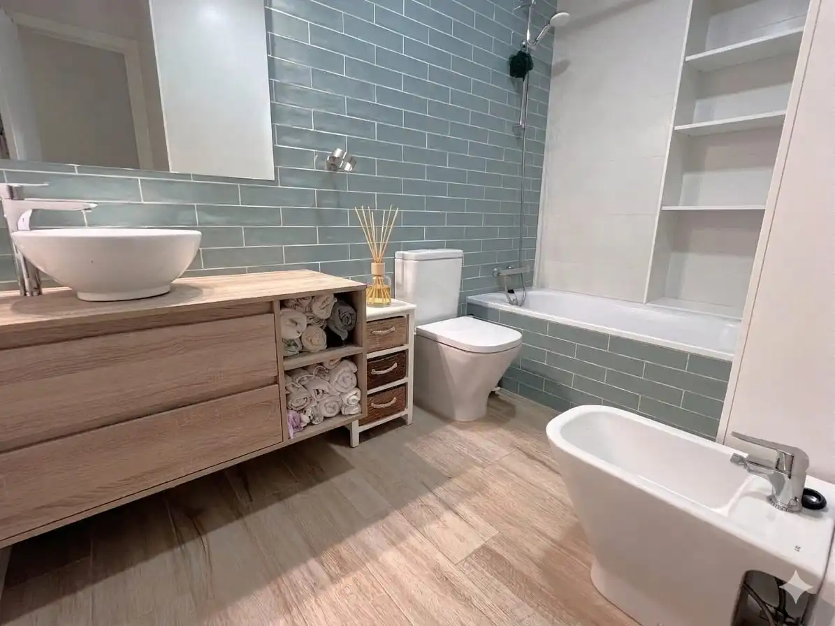 Bathroom of Flat for sale in Madrid  with Air Conditioner, Heating and Terrace