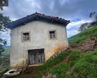 Vista exterior de Casa o xalet en venda en Saro amb Jardí privat