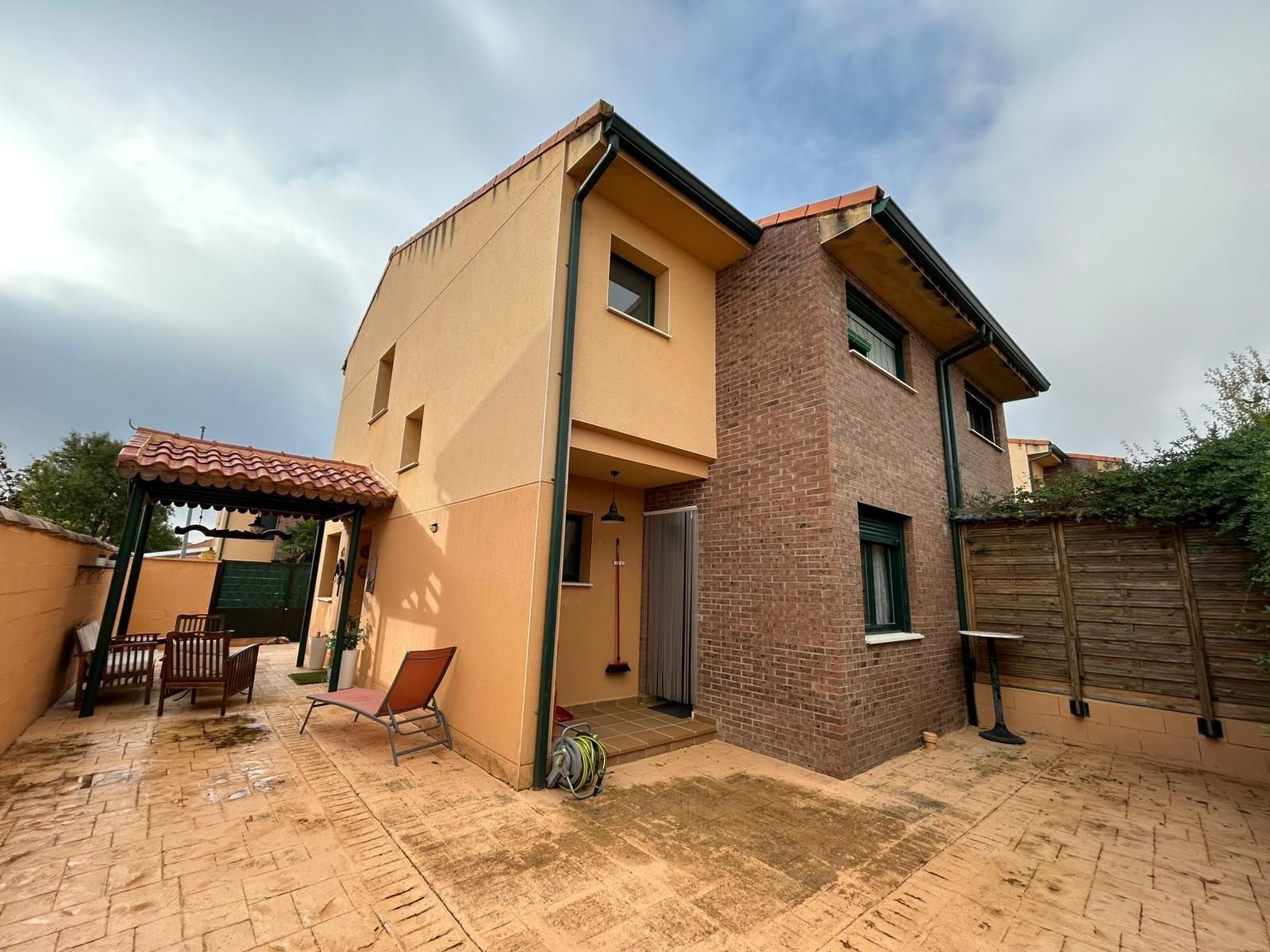 Vista exterior de Casa adosada en venda en Pioz amb Calefacció i Jardí privat