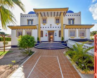 Vista exterior de Casa o xalet en venda en Cabezón de Pisuerga amb Aire condicionat i Piscina