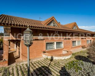 Vista exterior de Finca rústica en venda en Torrelles de Llobregat amb Aire condicionat, Terrassa i Piscina