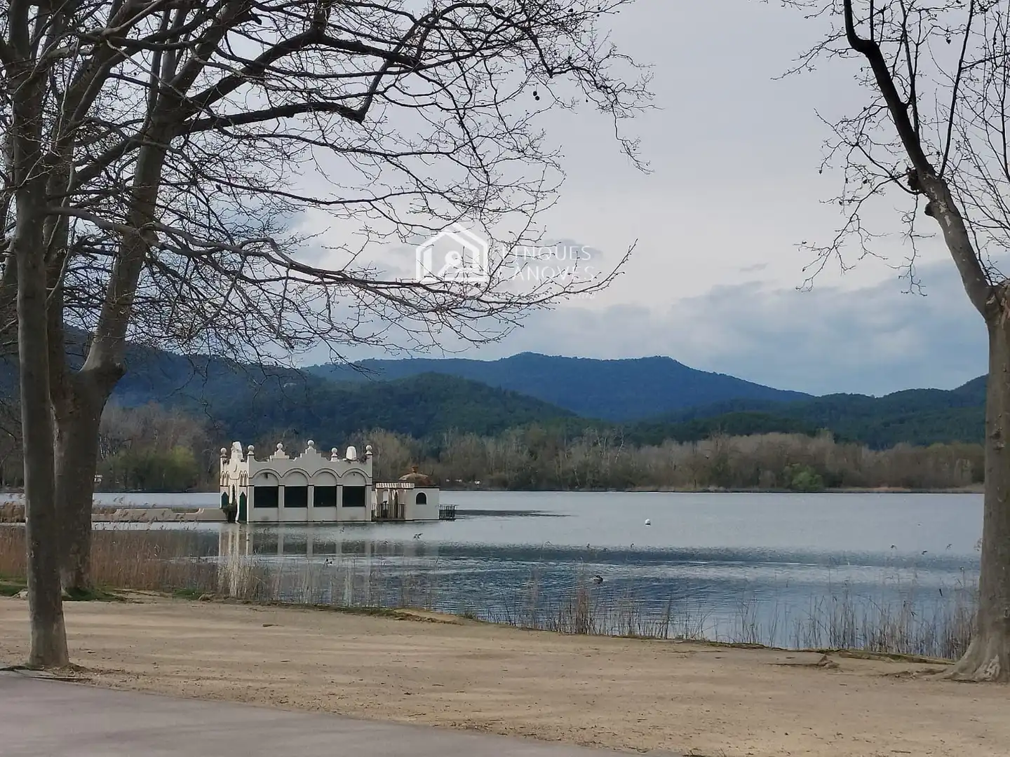 Vista exterior de Casa o xalet en venda en Banyoles amb Calefacció, Terrassa i Traster