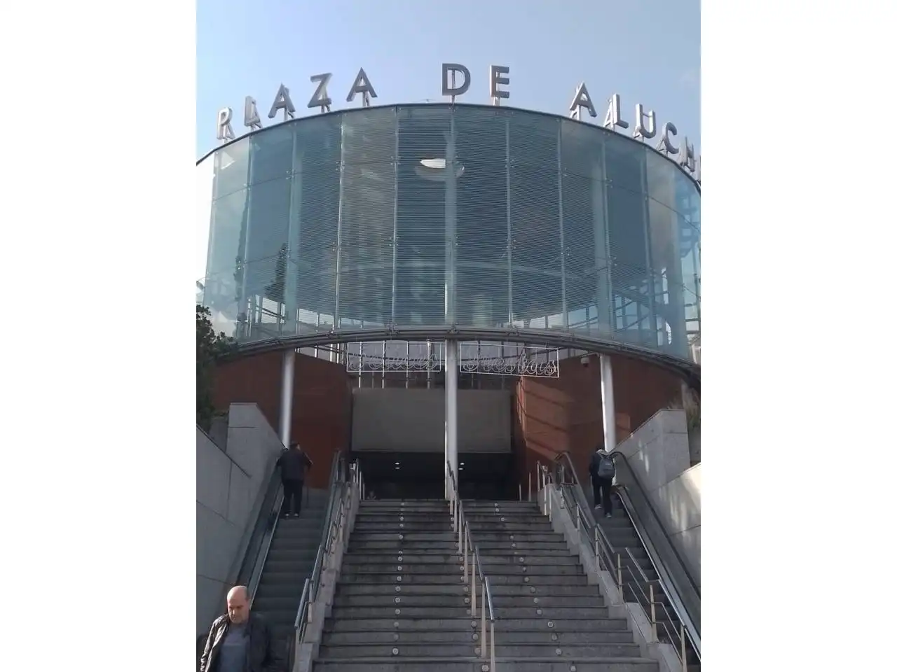 Vista exterior de Local en venda en Madrid amb Aire condicionat i Alarma